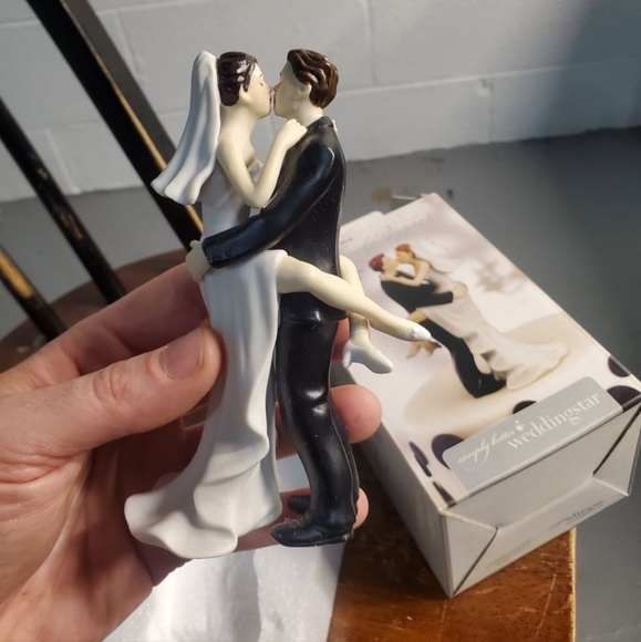 Wedding Cake Topper - Kissing Couple - Picture 2 of 5